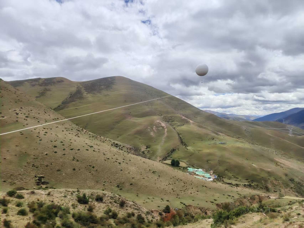 Heavy-Lift Tethered Balloon Carries Power Tower Materials to High-Altitude Ridge in Xizang
